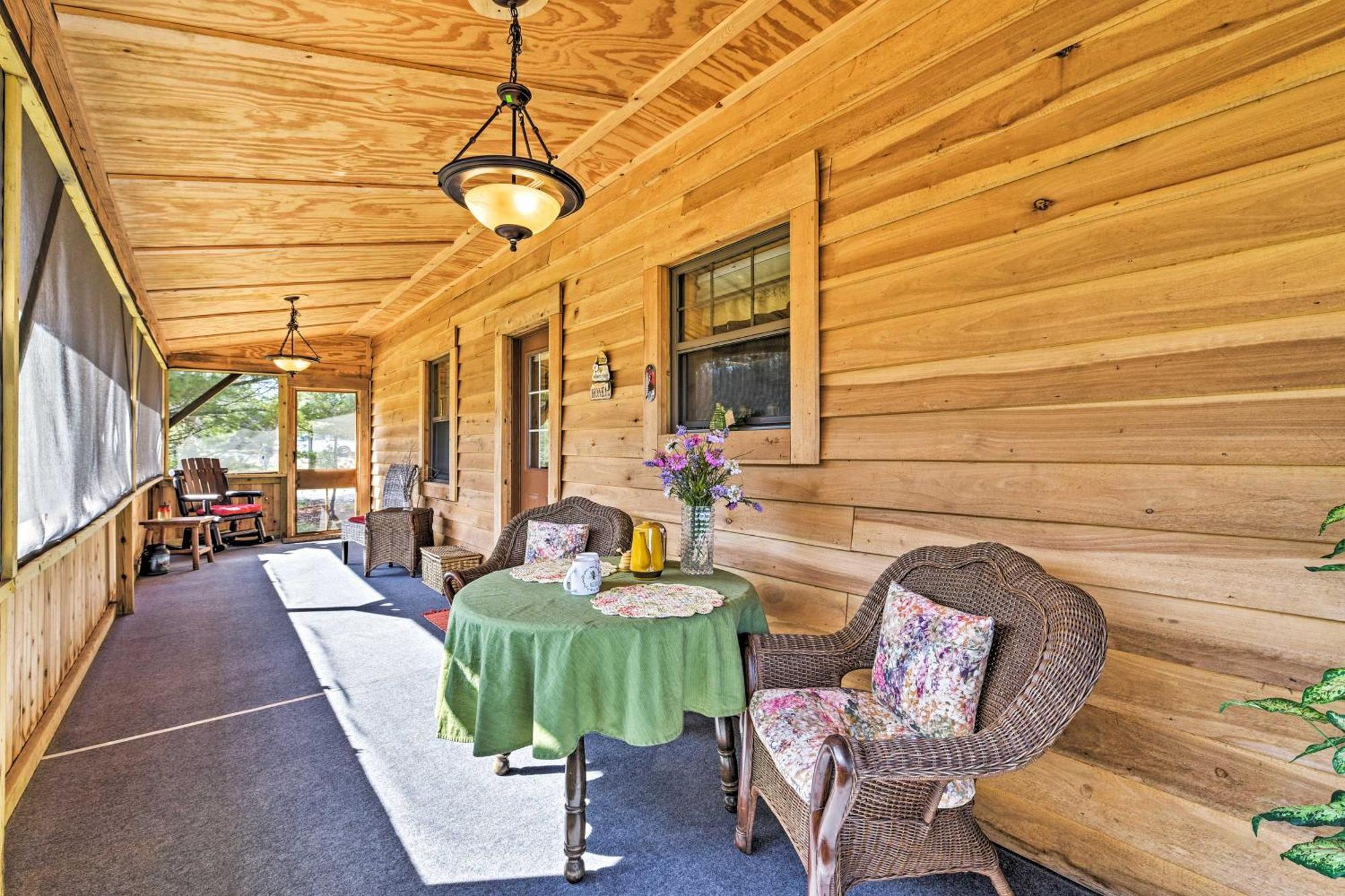 Honey House Cabin - A Quiet Countryside Retreat! Nappanee 外观 照片